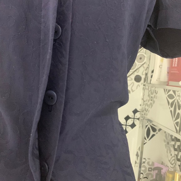 Like new🌸VTG 90’ Beautiful buttons down blouse in navy blue jacquard - Picture 6 of 11
